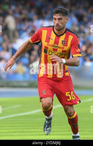 Neapel, Italien. Oktober 2024. Santiago Pierotti von US Lecce in Aktion während des Enelive-Spiels der Serie A zwischen SSC Napoli und US Lecce im Diego Armando Maradona Stadium am 26. Oktober 2024 in Neapel (Foto: Agostino Gemito/Pacific Press) Credit: Pacific Press Media Production Corp./Alamy Live News Stockfoto