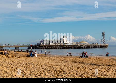 Bournemouth, Dorset, Großbritannien. Oktober 2024. Wetter in Großbritannien: Warmer und sonniger Herbsttag mit Temperaturen in der Mitte der Teenager, während Menschenmassen zu Bournemouth Stränden strömen, um zu Beginn der Halbzeit die Sonne zu genießen, jetzt sind die Uhren zurück. Quelle: Carolyn Jenkins/Alamy Live News Stockfoto