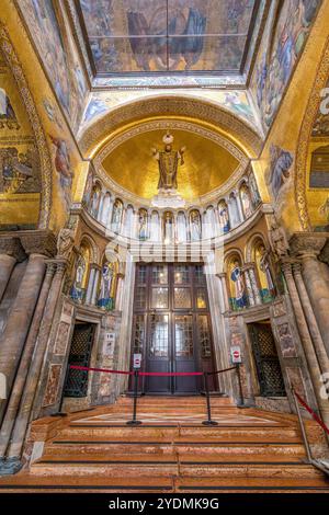 Venedig, Italien - 7. Februar 2024: Innenansicht der berühmten Markusbasilika in Venedig, Italien Stockfoto