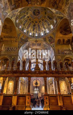 Venedig, Italien - 7. Februar 2024: Innenansicht der berühmten Markusbasilika in Venedig, Italien Stockfoto