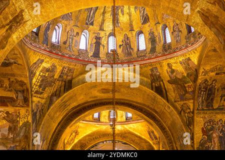 Venedig, Italien - 7. Februar 2024: Innenansicht der berühmten Markusbasilika in Venedig, Italien Stockfoto