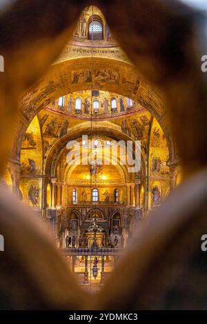 Venedig, Italien - 7. Februar 2024: Innenansicht der berühmten Markusbasilika in Venedig, Italien Stockfoto