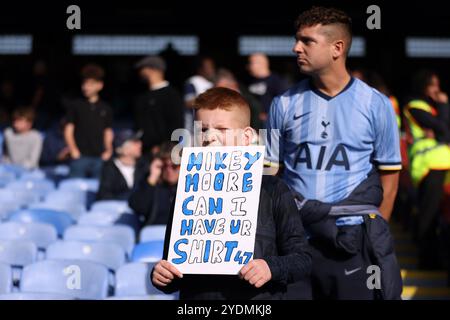 Ein junger Tottenham Hotspur-Fan zeigt seine Unterstützung für Mikey Moore von Tottenham Hotspur während des Premier League-Spiels im Londoner Selhurst Park. Bilddatum: Sonntag, 27. Oktober 2024. Stockfoto