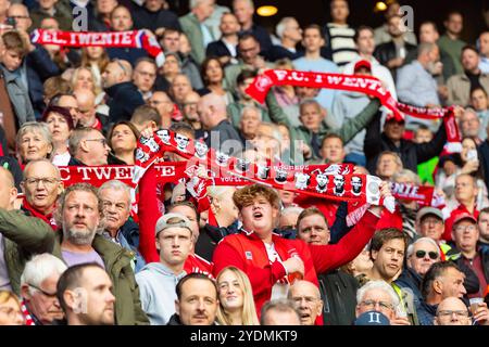 Enschede, Niederlande. Oktober 2024. ENSCHEDE, Stadion Grolsch Veste, 27-10-2024, Saison 2024/2025, niederländischer Eredivisie Football während des Spiels Twente - Heracles Banners Credit: Pro Shots/Alamy Live News Stockfoto