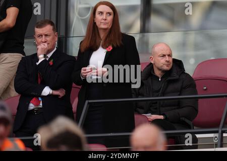 England Interimsmanager Lee Carsley (rechts) in der Tribüne vor dem Spiel der Premier League im London Stadium. Bilddatum: Sonntag, 27. Oktober 2024. Stockfoto