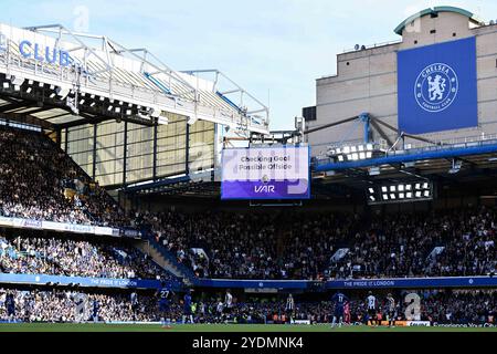 Der große Bildschirm zeigt einen VAR-Check für Cole Palmer von Chelsea Abseits des Treffers während des Premier League-Spiels Chelsea gegen Newcastle United in Stamford Bridge, London, Großbritannien, 27. Oktober 2024 (Foto: Cody Froggatt/News Images) Stockfoto