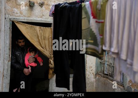 Rawan Amer Nasser ist ein achtjähriges Kind aus der Stadt Meda&#8217;ani in der Region al-Maraj im Osten von Ghouta. Vor zwei Jahren, als das syrische Regime die Kontrolle über Meda&#8217;ani übernahm, flohen Rawan und ihre Familie in die Stadt Hammouriya im Osten von Ghouta. Rawan leidet an Zerebralparese, die durch eine intrakranielle Blutung verursacht wurde, an Niereninsuffizienz und schwerer Mangelernährung. Sie muss dringend evakuiert werden, um eine angemessene Behandlung zu erhalten, da in Ost-Ghouta keine geeignete Behandlung verfügbar ist Stockfoto