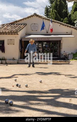 Saint Paul de Vence, Frankreich - 8. Mai 2024: Menschen spielen Petanque oder Jeu de Boules in Saint Paul de Vence im Departement Alpes Maritimes, Provence Alpes Cote d’Azur Region Südostfrankreich. Stockfoto