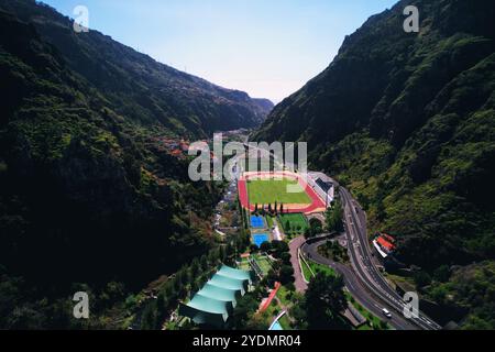 Centro Desportivo da Madeira und das Tal des Flusses Ribeira de Serra Agua, das zur Ribeira Brava und zum Meer führt. Madeira, Portugal. Stockfoto