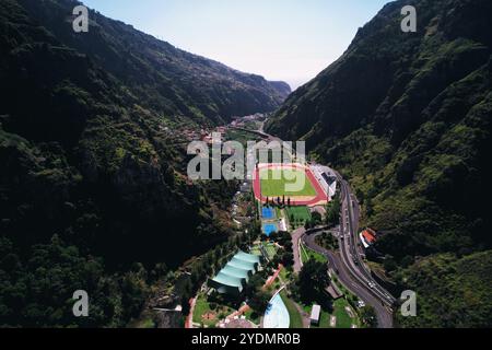 Centro Desportivo da Madeira und das Tal des Flusses Ribeira de Serra Agua, das zur Ribeira Brava und zum Meer führt. Madeira, Portugal. Stockfoto