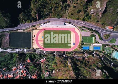 Centro Desportivo da Madeira und das Tal des Flusses Ribeira de Serra Agua, das zur Ribeira Brava und zum Meer führt. Madeira, Portugal. Stockfoto