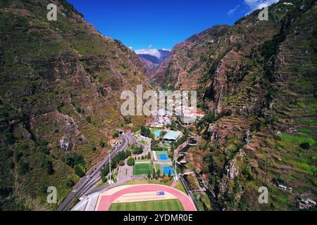 Centro Desportivo da Madeira und das Tal des Flusses Ribeira de Serra Agua, das zur Ribeira Brava und zum Meer führt. Madeira, Portugal. Stockfoto