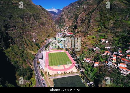 Centro Desportivo da Madeira und das Tal des Flusses Ribeira de Serra Agua, Madeira, Portugal. Stockfoto