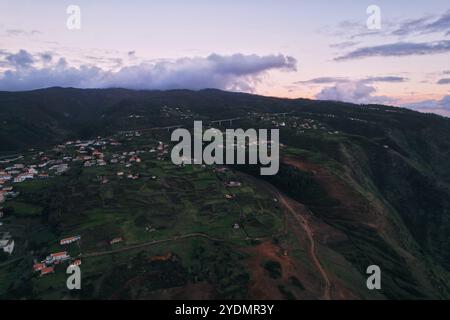 Leuchtturm Ponta do Pargo an der Westküste Madeiras, Portugal. Stockfoto