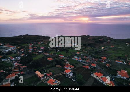 Leuchtturm Ponta do Pargo an der Westküste Madeiras, Portugal. Stockfoto