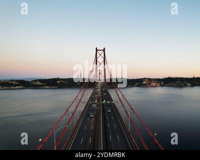 Lissabon, Portugal. Brücke 25 de Abril mit Lissabon im Hintergrund. Stockfoto