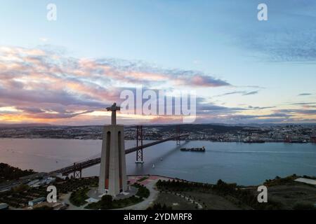 Lissabon, Portugal. Brücke 25 de Abril mit Lissabon im Hintergrund Stockfoto