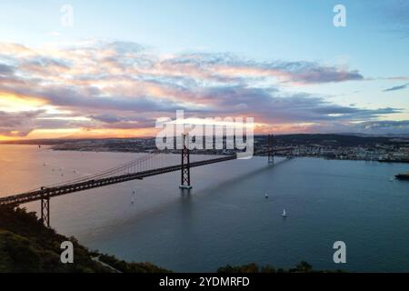 Lissabon, Portugal. Brücke 25 de Abril mit Lissabon im Hintergrund Stockfoto
