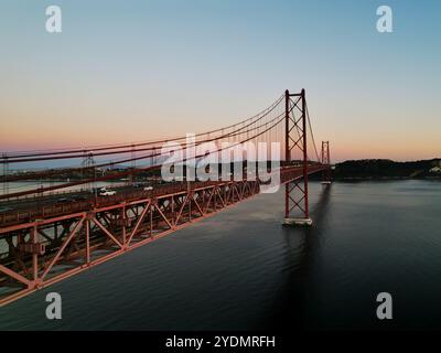 Lissabon, Portugal. Brücke 25 de Abril mit Lissabon im Hintergrund Stockfoto