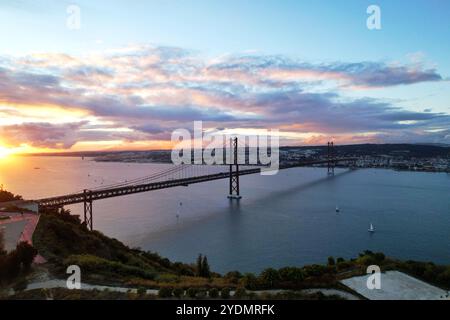 Lissabon, Portugal. Brücke 25 de Abril mit Lissabon im Hintergrund Stockfoto