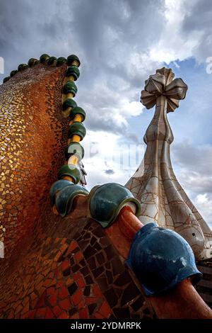 Barcelona, Spanien. Oktober 2024. Casa Batll''' ist ein Gebäude im Zentrum von Barcelona, Spanien, das von Antoni Gaud' entworfen wurde und als eines seiner Meisterwerke gilt. Wie alles, was Gaud entworfen hat, ist Casa Batll''' nur als Modernisme im weitesten Sinne erkennbar. Das Erdgeschoss hat unregelmäßige ovale Fenster und fließende Steinarbeiten. Es gibt nur wenige geradlinige Linien, und ein Großteil des faÂade ist mit einem bunten Mosaik aus gebrochenen Keramikfliesen verziert. Das Dach ist gewölbt und wurde mit der Rückseite eines Drachen oder Dinosauriers verglichen. (Foto: © Bruce Chambers/ZUMA Press Wire) EDITO Stockfoto