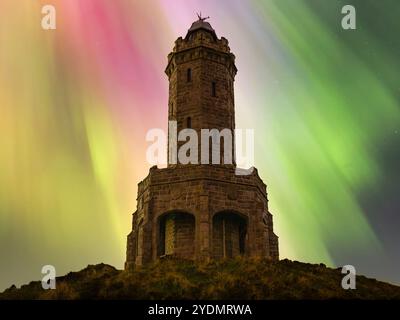 Nordlichter über dem Darwen Tower in Lancashire, Großbritannien (Jubilee Tower) Stockfoto