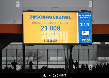 Braunschweig, Deutschland. Oktober 2024. Fußball: Bundesliga 2, Eintracht Braunschweig - Preußen Münster, Spieltag 10, Eintrachtstadion. Ansicht der Anzeigetafel mit der offiziellen Publikumsnummer 21809. Hinweis: Swen Pförtner/dpa - WICHTIGER HINWEIS: Gemäß den Vorschriften der DFL Deutschen Fußball-Liga und des DFB Deutschen Fußball-Bundes ist es verboten, im Stadion und/oder des Spiels aufgenommene Fotografien in Form von sequenziellen Bildern und/oder videoähnlichen Fotoserien zu verwenden oder zu verwenden./dpa/Alamy Live News Stockfoto