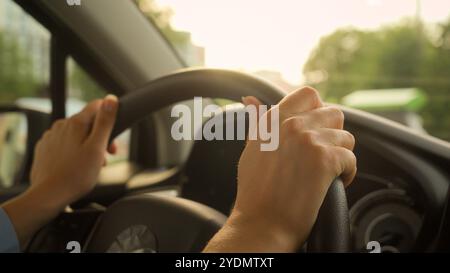 Nicht erkennbare Hände berühren Lenkrad Auto Kaukasische Fahrerin, die im Auto-Transport sitzt. Das Mädchen macht sich bereit, mit dem Auto zu reisen Stockfoto