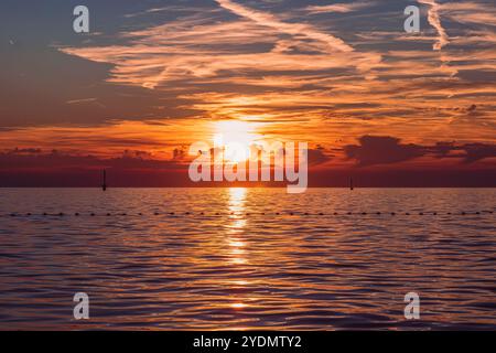Ein unglaublich schöner Sonnenuntergang am Strand des Hotels Stockfoto