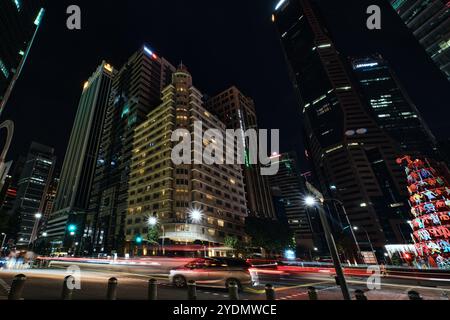 Singapur - 16. August 2024: Tiefer Weitwinkelblick mit Blick auf moderne Wolkenkratzer und Ascott Raffles Place vom Collyer Quay Stockfoto