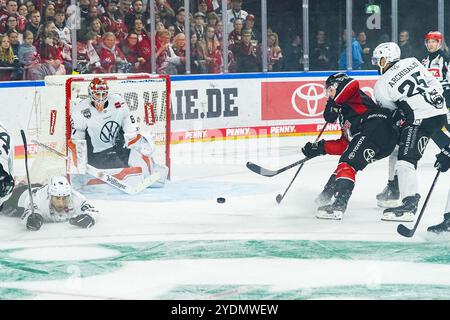 Deutschland. Oktober 2024. Eishockey Penny-DEL 13.Spieltag Koelner Haie - Grizzlys Wolfsburg am 27.10.2024 in der Lanxess Arena in Köln Hannibal Weitzmann ( Wolfsburg ), links - Justin Schuetz ( Köln ), mitte - Darren Archibald ( Wolfsburg ), rechts Gemaess den Vorgaben der DEL Deutsche Eishockey Liga ist die Publikation und Weiterverwertung der Aufnahmen in laufenden Medien nicht und Endgeraeten aller Art waehrend des aeszulande. Foto: Revierfoto Credit: ddp Media GmbH/Alamy Live News Stockfoto