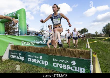 Roeselare, Belgien. Oktober 2024. Die belgische Eline Dalemans wurde am Sonntag, den 27. Oktober 2024, beim CrossCup-Leichtathletikrennen in Roeselare, der zweiten Etappe des CrossCup-Wettbewerbs, in Aktion gezeigt. BELGA FOTO DAVID PINTENS Credit: Belga News Agency/Alamy Live News Stockfoto