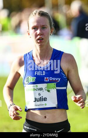 Roeselare, Belgien. Oktober 2024. Die belgische Julie Voet wurde während des Frauen-Elite-Rennens beim CrossCup-Leichtathletik-Rennen in Roeselare, der zweiten Etappe des CrossCup-Wettbewerbs, am Sonntag, den 27. Oktober 2024, in Aktion gezeigt. BELGA FOTO DAVID PINTENS Credit: Belga News Agency/Alamy Live News Stockfoto