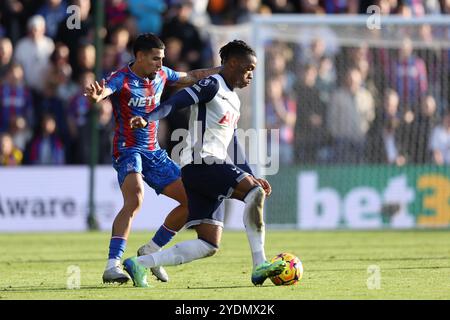 Tottenham Hotspur's Destiny Udogie (rechts) und Crystal Palace's Daniel Munoz kämpfen um den Ball während des Premier League Spiels im Selhurst Park, London. Bilddatum: Sonntag, 27. Oktober 2024. Stockfoto