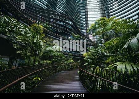 Singapur - 13. August 2024: Die Architektur und der Garten der Marina One Residences mit einem zentralen Garten und Wanderwegen im Innenhof Stockfoto