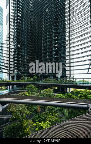 Singapur - 13. August 2024: Die Architektur und der Garten der Marina One Residences mit einem zentralen Garten und Wanderwegen im Innenhof Stockfoto