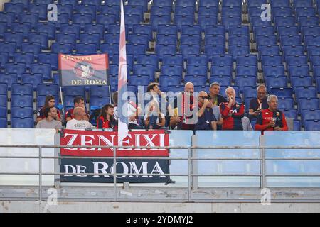 Rom, Italien. Oktober 2024. Anhänger von Genua während des italienischen Meisterschaftsspiels Serie A zwischen SS Latium und Genua CFC am 27. Oktober 2024 im Stadio Olimpico in Rom. Quelle: Federico Proietti / Alamy Live News Stockfoto