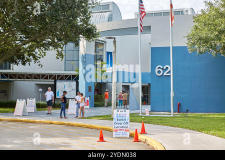 Florida, Broward County, USA. Oktober 2024. Frühe Abstimmung 2024. Präsidentschaftswahl 2024, Mail-Abstimmung 2024. Kamala Harris & Donald Trump Supporters 2024. Quelle: Yaroslav Sabitov/YES Market Media/Alamy Live News. Stockfoto