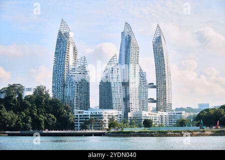 Singapur - 14. August 2024: Keppel Bay ist ein luxuriöser Wohnkomplex am Wasser, der von Daniel Libeskind entworfen wurde Stockfoto