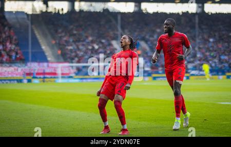 Bochum, Deutschland. Oktober 2024. Torfeier Michael Olise (FCB) Dayot Upamecano (München) VfL Bochum - FC Bayern München 27.10.2024 Credit: Moritz Müller/Alamy Live News Stockfoto