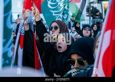 Besiktas, Istanbul, Türkei. Oktober 2024. Ein Mädchen schreie Slogans während eines protestmarsches von der Barbaros-Hayrettin-Pasa-Moschee vor dem israelischen Konsulat in Istanbul onÂ 27. Oktober Â 2024. (Kreditbild: © Tolga Uluturk/ZUMA Press Wire) NUR REDAKTIONELLE VERWENDUNG! Nicht für kommerzielle ZWECKE! Stockfoto