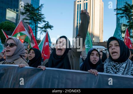 Besiktas, Istanbul, Türkei. Oktober 2024. Während eines protestmarsches von der Barbaros-Hayrettin-Pasa-Moschee vor dem israelischen Konsulat in Istanbul rufen Demonstranten onÂ 27. Oktober Â 2024 Slogans. (Kreditbild: © Tolga Uluturk/ZUMA Press Wire) NUR REDAKTIONELLE VERWENDUNG! Nicht für kommerzielle ZWECKE! Stockfoto