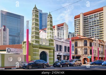 Singapur - 16. August 2024: Minarette der historischen Masjid Jamae oder Jamae Moschee an der South Bridge Road in Chinatown Stockfoto