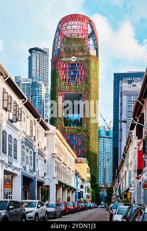 Singapur - 15. August 2024: Hängende Gärten auf dem roten wunderschönen Oasia Hotel in Tanjung Pagar Stockfoto