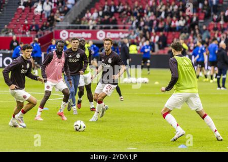 Amsterdam, Niederlande. Oktober 2024. AMSTERDAM, 27-10-2024, Johan Cruijff Arena, Saison 2024/2025. Niederländischer eredivisie-Fußball. Ajax wird aufgewärmt. Beschreibung: Pro Shots/Alamy Live News Stockfoto