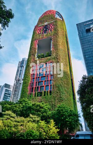 Singapur - 15. August 2024: Hängende Gärten auf dem roten wunderschönen Oasia Hotel in Tanjung Pagar Stockfoto