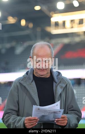 Linz, Österreich. Oktober 2024. LINZ, ÖSTERREICH - 27. OKTOBER: tv-Experte und ehemaliger österreichischer Fußballspieler Herbert Prohaska während des Admiral-Bundesliga-Spiels zwischen LASK und SK Sturm Graz in der Raiffeisen Arena am 27. Oktober 2024 in Linz .241027 SEPA 07 007 - 20241027 PD6420 Credit: APA-PictureDesk/Alamy Live News Stockfoto