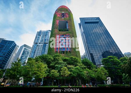 Singapur - 15. August 2024: Hängende Gärten auf dem roten wunderschönen Oasia Hotel in Tanjung Pagar Stockfoto