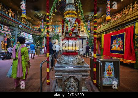 Singapur - 16. August 2024: Menschen beten im Sri Veeramakaliamman Tempel in Little India, einem der ältesten Tempel Singapurs Stockfoto