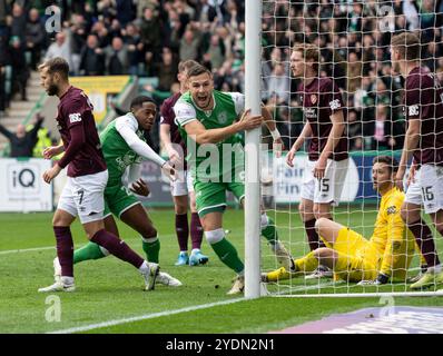 Edinburgh, Großbritannien. Oktober 2024. Schottische Premiership - Hibernian FC gegen Heart of Midlothian FC 27.10.20/24 Hibs' Stürmer Mykola Kukharevych feiert, nachdem er in der 65. Minute die Heimmannschaft mit 1-0 an die Spitze gebracht hat, als Hibs im Easter Road Stadium, Edinburgh, Großbritannien, gegen die Stadtrivalen Hearts antreten. Quelle: Ian Jacobs/Alamy Live News Stockfoto